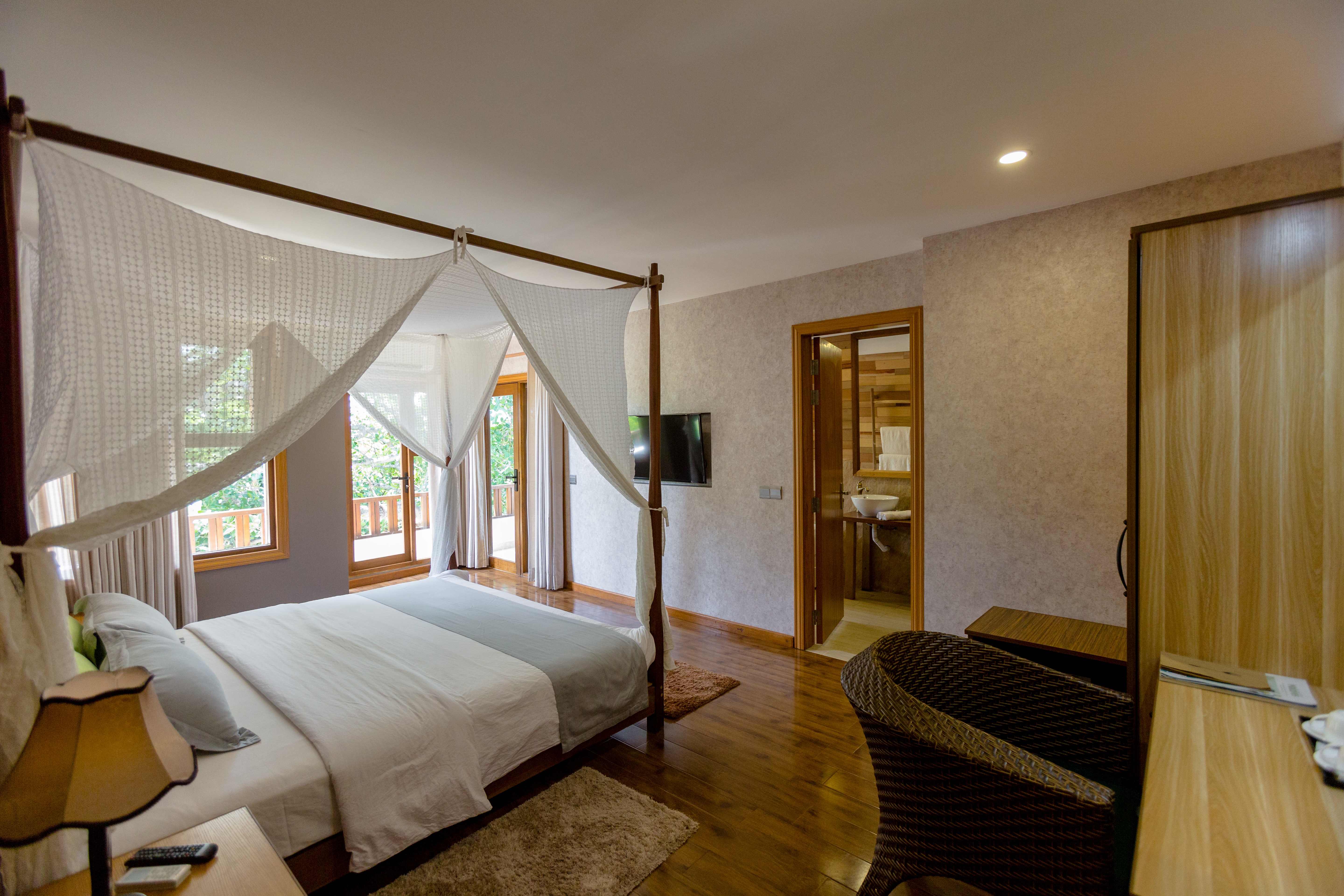 Grand Ocean View Suite - Image 8